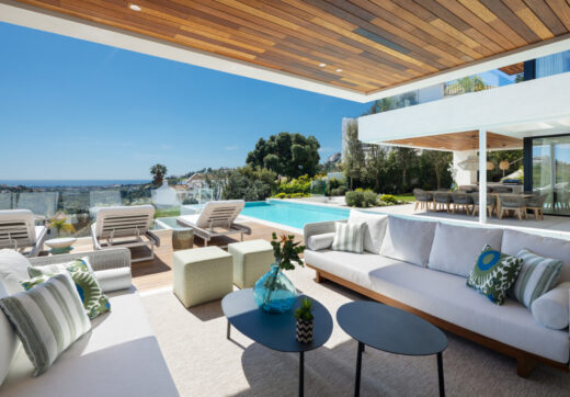 Discover an extraordinary contemporary villa in the exclusive gated community of Lomas de La Quinta, designed by the renowned architect Carlos Lamas and with interiors by La Albaida.