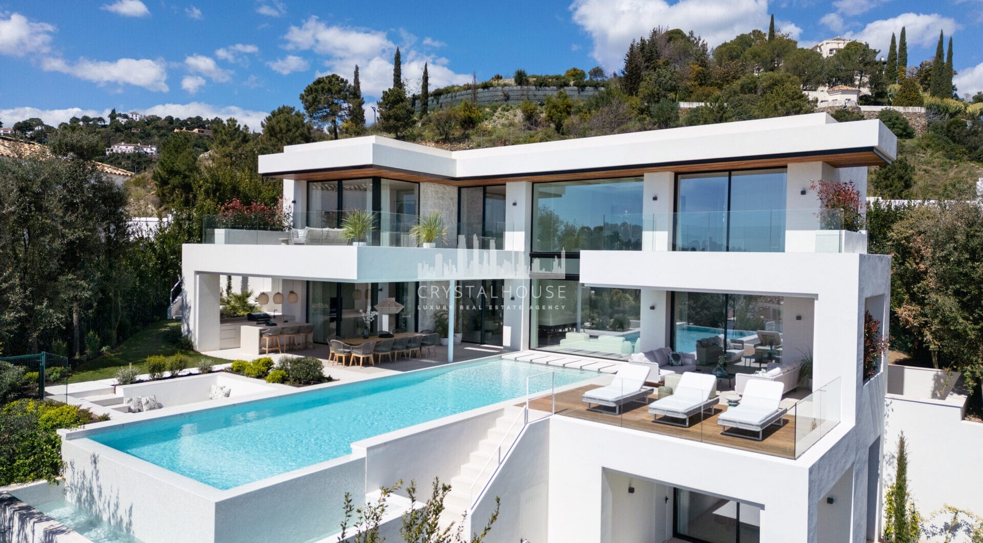 Discover an extraordinary contemporary villa in the exclusive gated community of Lomas de La Quinta, designed by the renowned architect Carlos Lamas and with interiors by La Albaida.