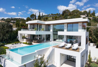 Discover an extraordinary contemporary villa in the exclusive gated community of Lomas de La Quinta, designed by the renowned architect Carlos Lamas and with interiors by La Albaida.