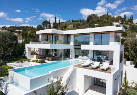 Discover an extraordinary contemporary villa in the exclusive gated community of Lomas de La Quinta, designed by the renowned architect Carlos Lamas and with interiors by La Albaida.