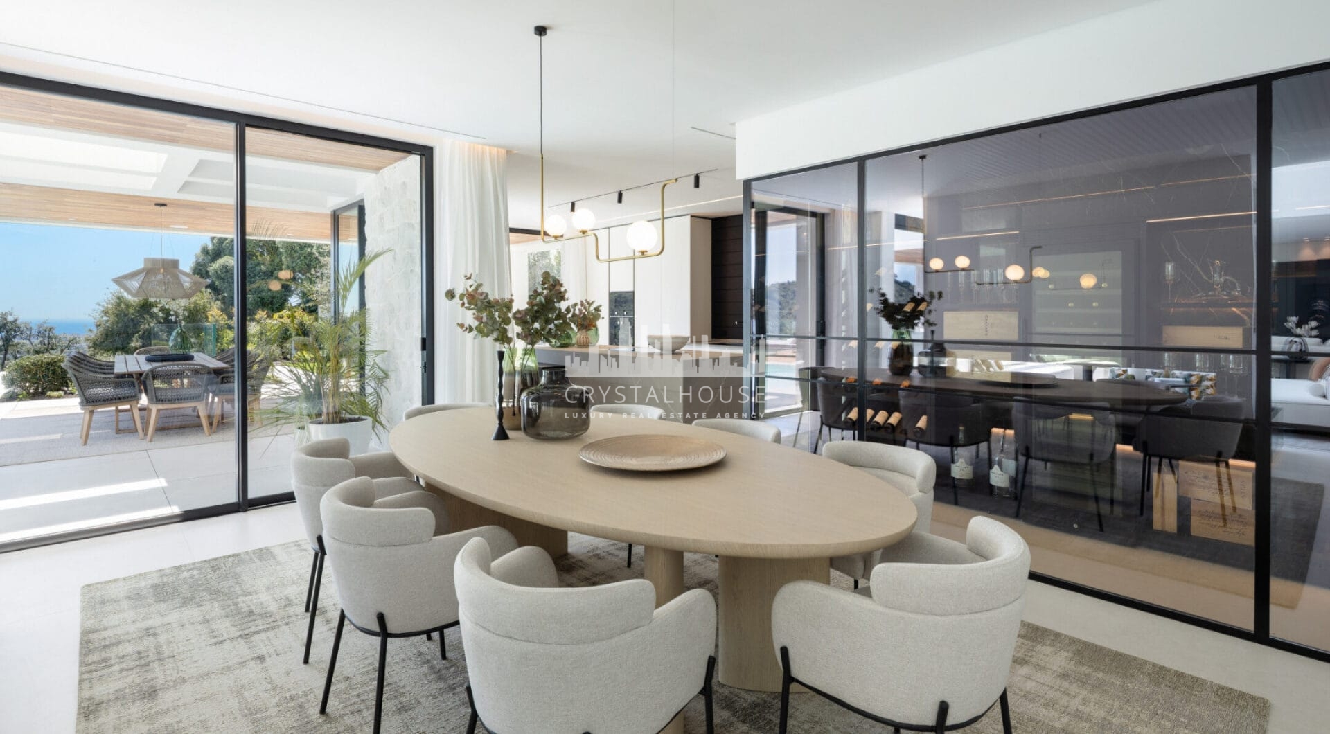 Discover an extraordinary contemporary villa in the exclusive gated community of Lomas de La Quinta, designed by the renowned architect Carlos Lamas and with interiors by La Albaida.