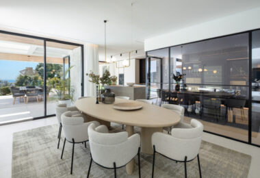 Discover an extraordinary contemporary villa in the exclusive gated community of Lomas de La Quinta, designed by the renowned architect Carlos Lamas and with interiors by La Albaida.
