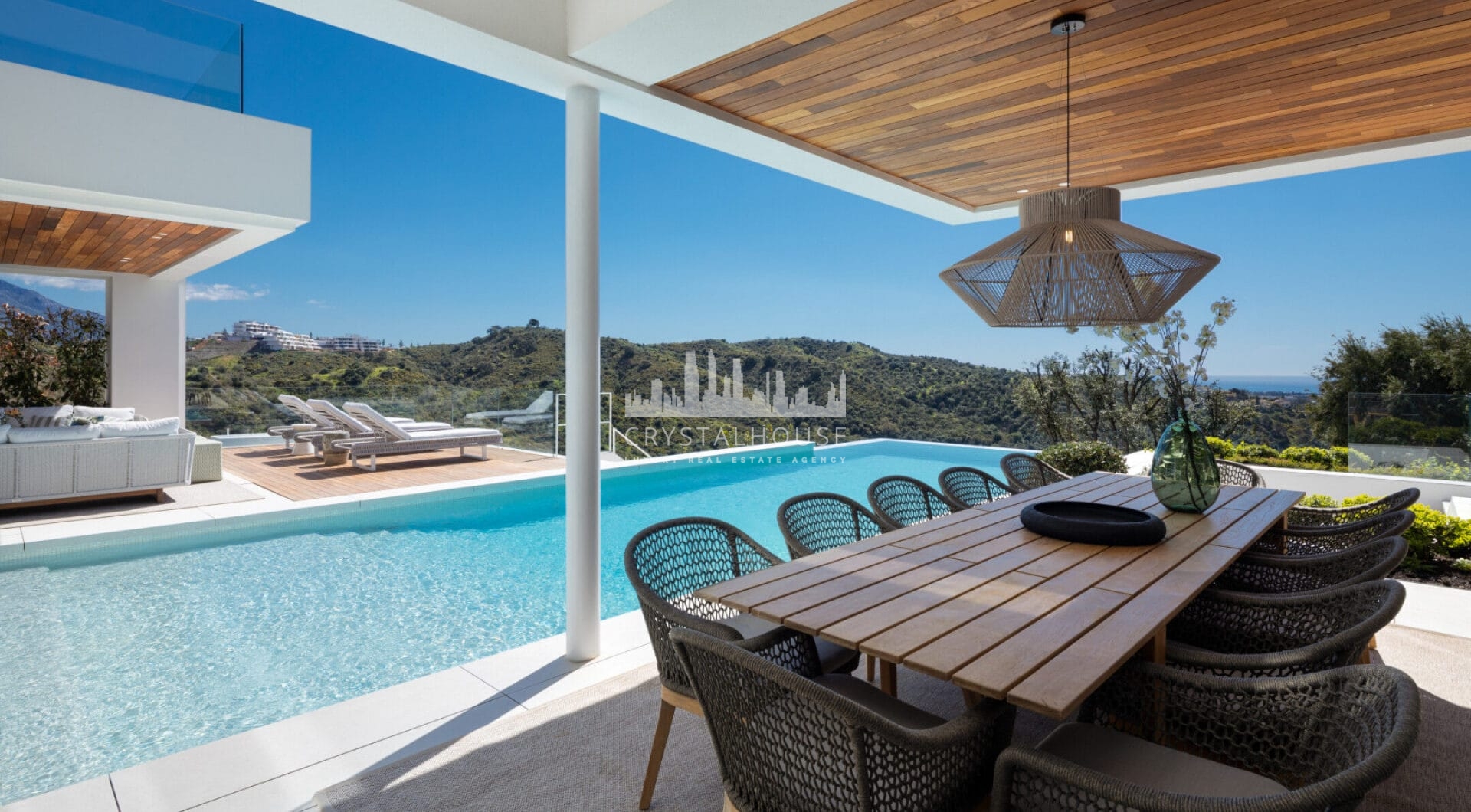 Discover an extraordinary contemporary villa in the exclusive gated community of Lomas de La Quinta, designed by the renowned architect Carlos Lamas and with interiors by La Albaida.
