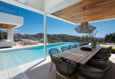 Discover an extraordinary contemporary villa in the exclusive gated community of Lomas de La Quinta, designed by the renowned architect Carlos Lamas and with interiors by La Albaida.