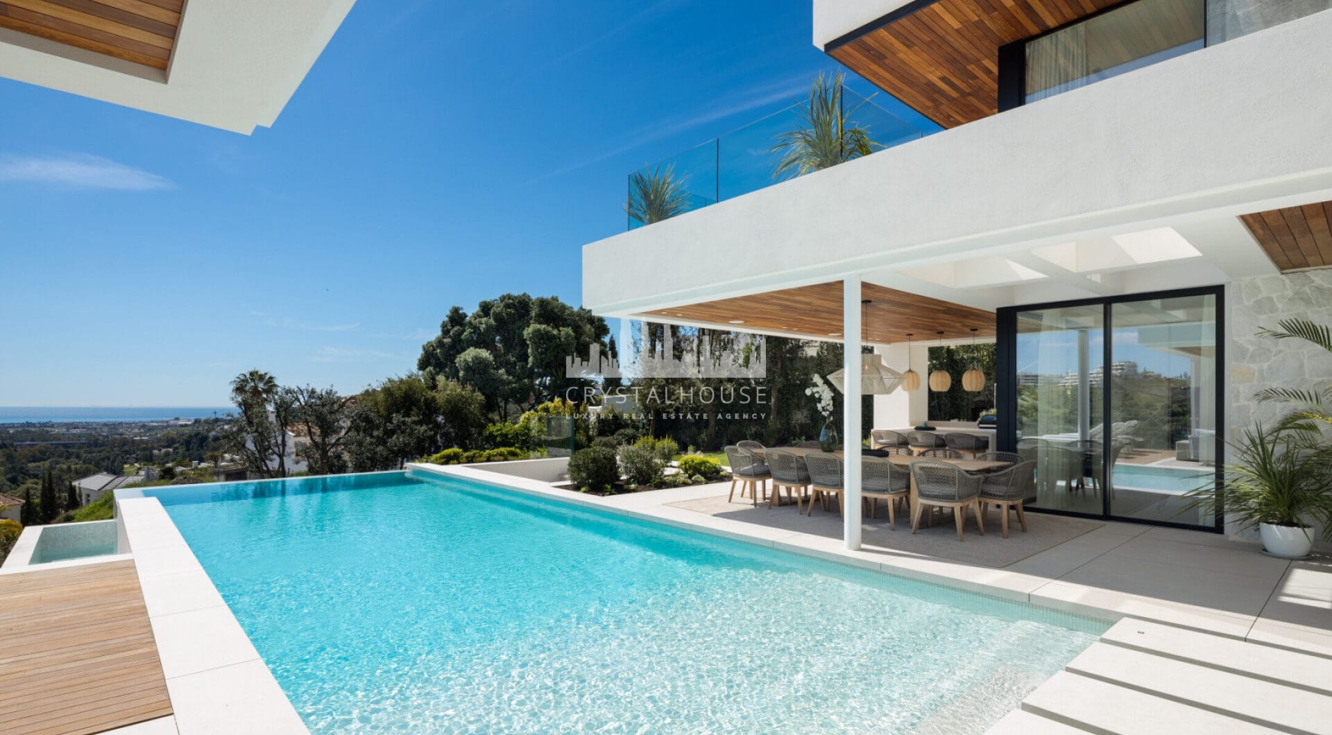 Discover an extraordinary contemporary villa in the exclusive gated community of Lomas de La Quinta, designed by the renowned architect Carlos Lamas and with interiors by La Albaida.