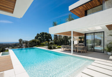 Discover an extraordinary contemporary villa in the exclusive gated community of Lomas de La Quinta, designed by the renowned architect Carlos Lamas and with interiors by La Albaida.