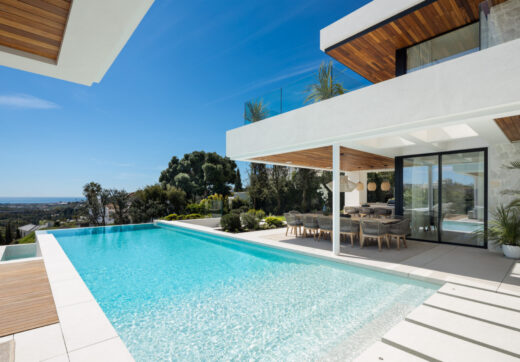 Discover an extraordinary contemporary villa in the exclusive gated community of Lomas de La Quinta, designed by the renowned architect Carlos Lamas and with interiors by La Albaida.