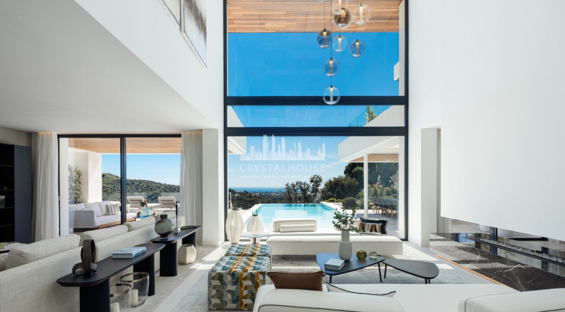 Discover an extraordinary contemporary villa in the exclusive gated community of Lomas de La Quinta, designed by the renowned architect Carlos Lamas and with interiors by La Albaida.