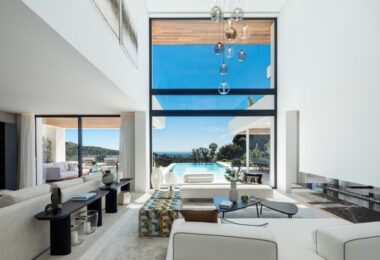 Discover an extraordinary contemporary villa in the exclusive gated community of Lomas de La Quinta, designed by the renowned architect Carlos Lamas and with interiors by La Albaida.