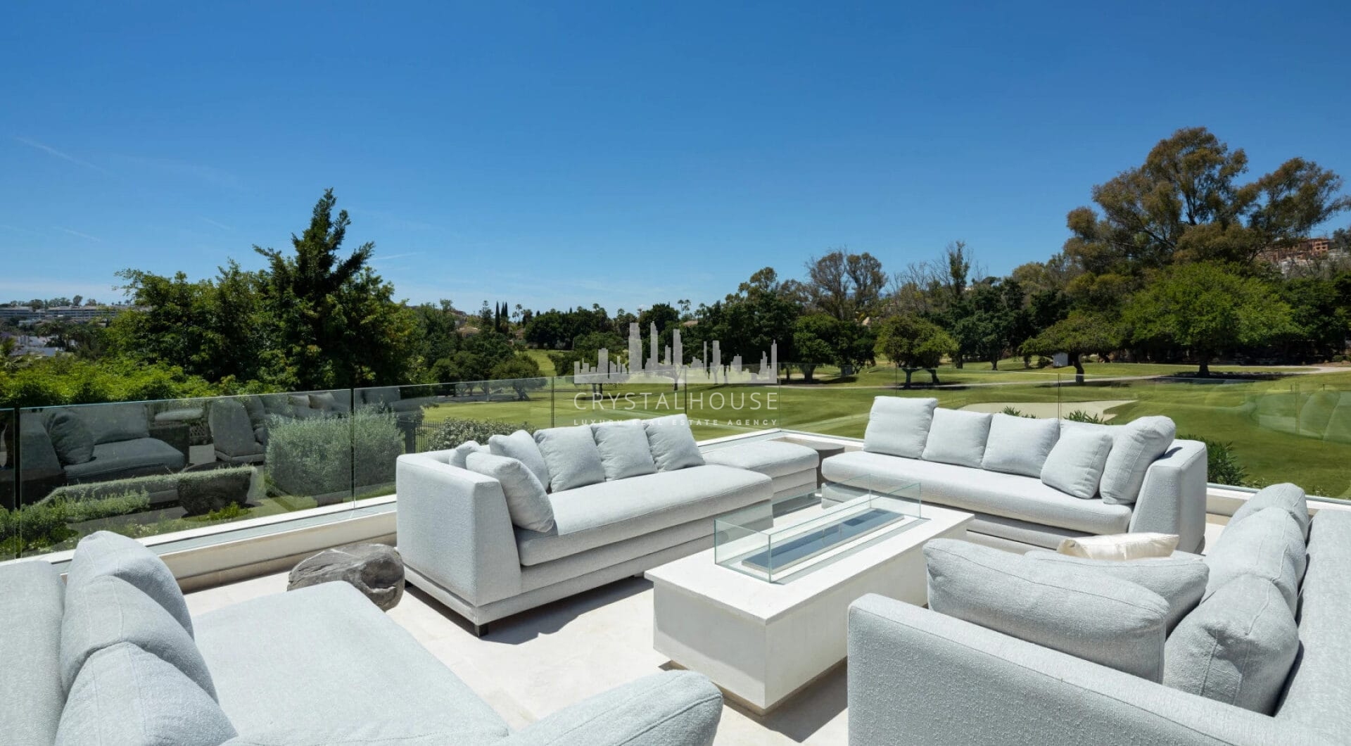 Introducing Auriga 36, a villa that perfectly blends classic exteriors with premium interiors, located in the prestigious area of Nueva Andalucía—one of the most desirable locations in Marbella.