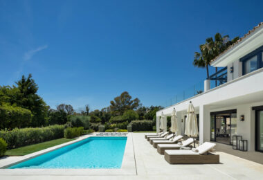 Introducing Auriga 36, a villa that perfectly blends classic exteriors with premium interiors, located in the prestigious area of Nueva Andalucía—one of the most desirable locations in Marbella.