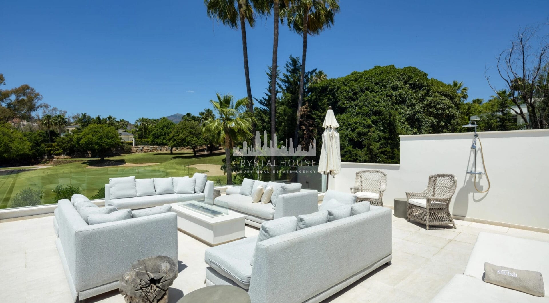 Introducing Auriga 36, a villa that perfectly blends classic exteriors with premium interiors, located in the prestigious area of Nueva Andalucía—one of the most desirable locations in Marbella.