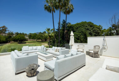 Introducing Auriga 36, a villa that perfectly blends classic exteriors with premium interiors, located in the prestigious area of Nueva Andalucía—one of the most desirable locations in Marbella.