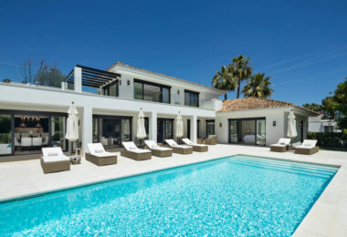 Introducing Auriga 36, a villa that perfectly blends classic exteriors with premium interiors, located in the prestigious area of Nueva Andalucía—one of the most desirable locations in Marbella.