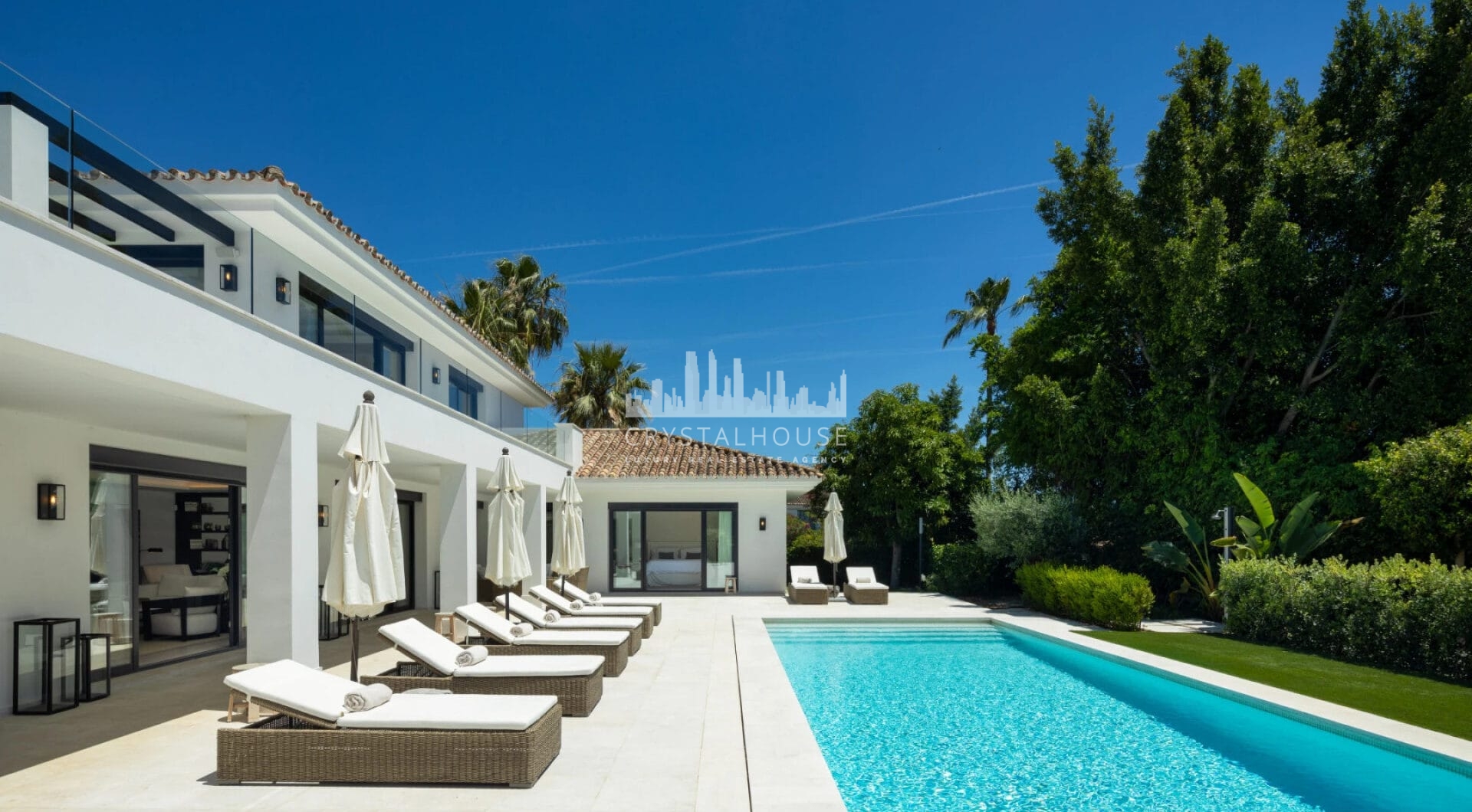Introducing Auriga 36, a villa that perfectly blends classic exteriors with premium interiors, located in the prestigious area of Nueva Andalucía—one of the most desirable locations in Marbella.