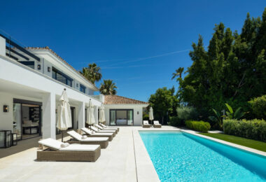 Introducing Auriga 36, a villa that perfectly blends classic exteriors with premium interiors, located in the prestigious area of Nueva Andalucía—one of the most desirable locations in Marbella.