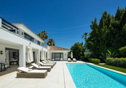 Introducing Auriga 36, a villa that perfectly blends classic exteriors with premium interiors, located in the prestigious area of Nueva Andalucía—one of the most desirable locations in Marbella.