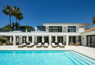 Introducing Auriga 36, a villa that perfectly blends classic exteriors with premium interiors, located in the prestigious area of Nueva Andalucía—one of the most desirable locations in Marbella.