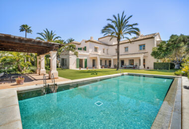Casa de Jabalí is a prime beachfront estate in Los Monteros, Marbella East, offering an exceptional location just steps from the sea.