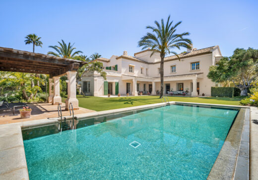 Casa de Jabalí is a prime beachfront estate in Los Monteros, Marbella East, offering an exceptional location just steps from the sea.