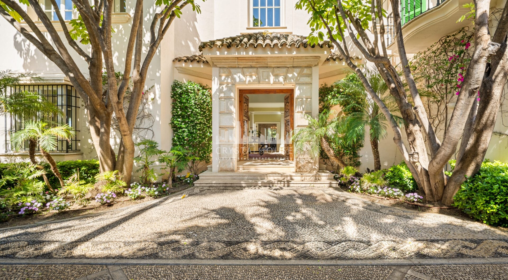 Casa de Jabalí is a prime beachfront estate in Los Monteros, Marbella East, offering an exceptional location just steps from the sea.