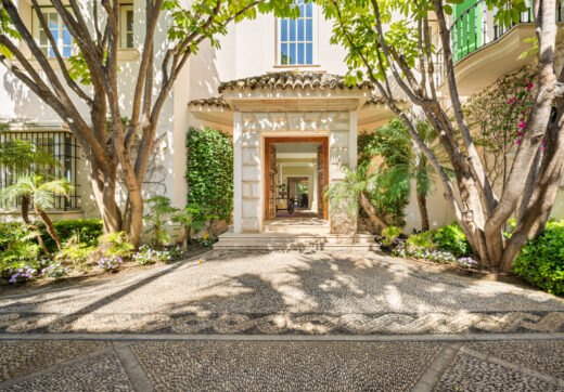 Casa de Jabalí is a prime beachfront estate in Los Monteros, Marbella East, offering an exceptional location just steps from the sea.