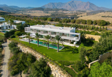 Exuding opulence and refinement, this exceptional villa redefines the very notion of luxury golf resort living.