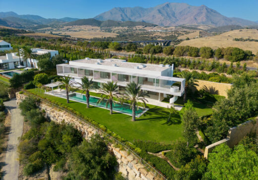 Exuding opulence and refinement, this exceptional villa redefines the very notion of luxury golf resort living.
