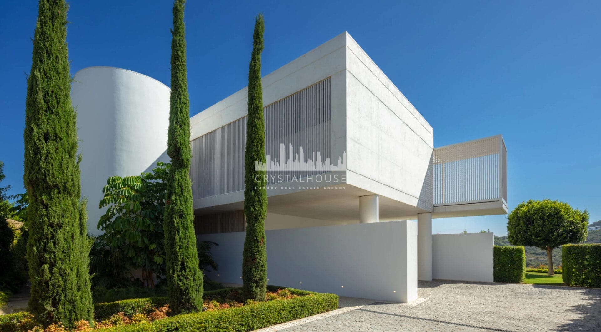 Exuding opulence and refinement, this exceptional villa redefines the very notion of luxury golf resort living.