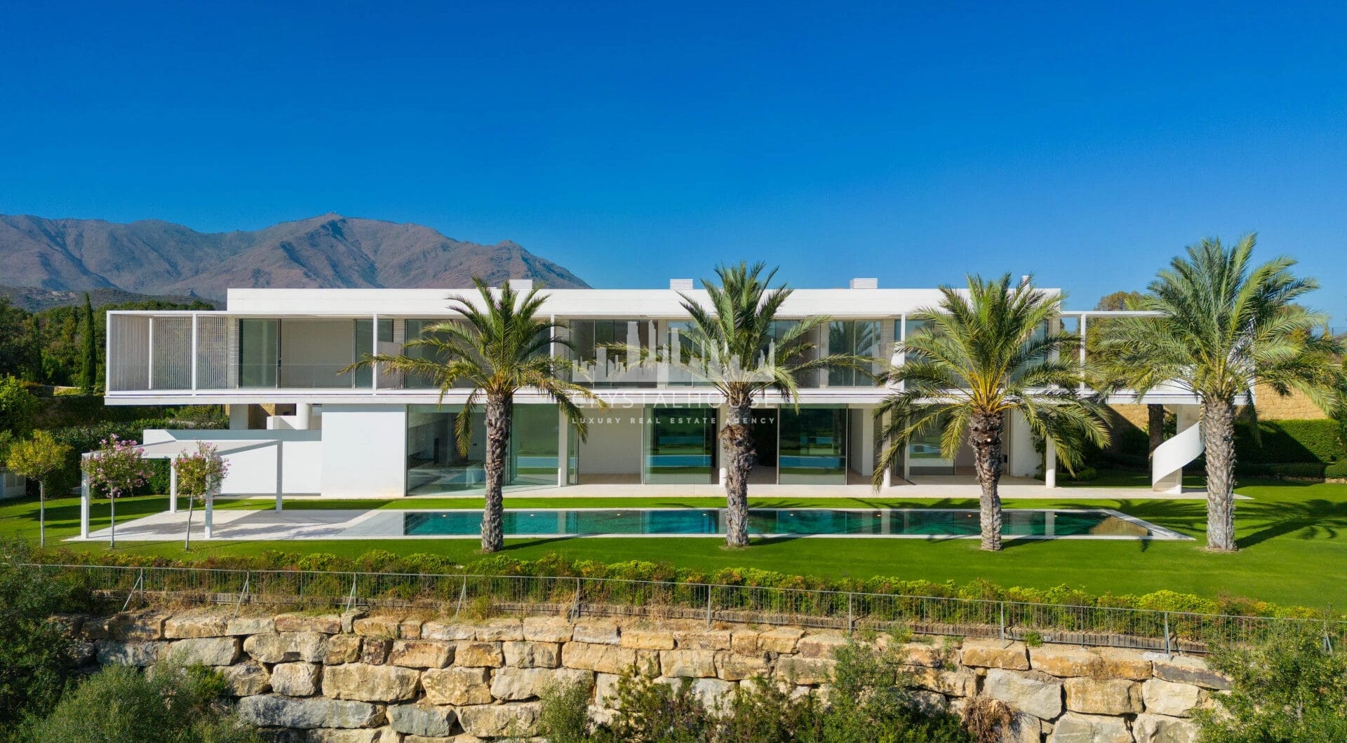 Exuding opulence and refinement, this exceptional villa redefines the very notion of luxury golf resort living.