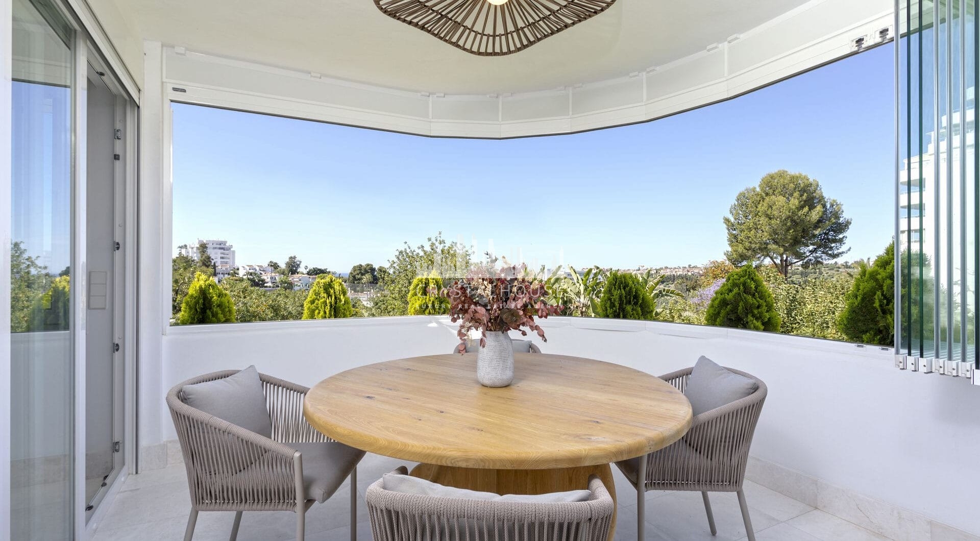 Located in one of Guadalmina Alta’s most established frontline golf communities.