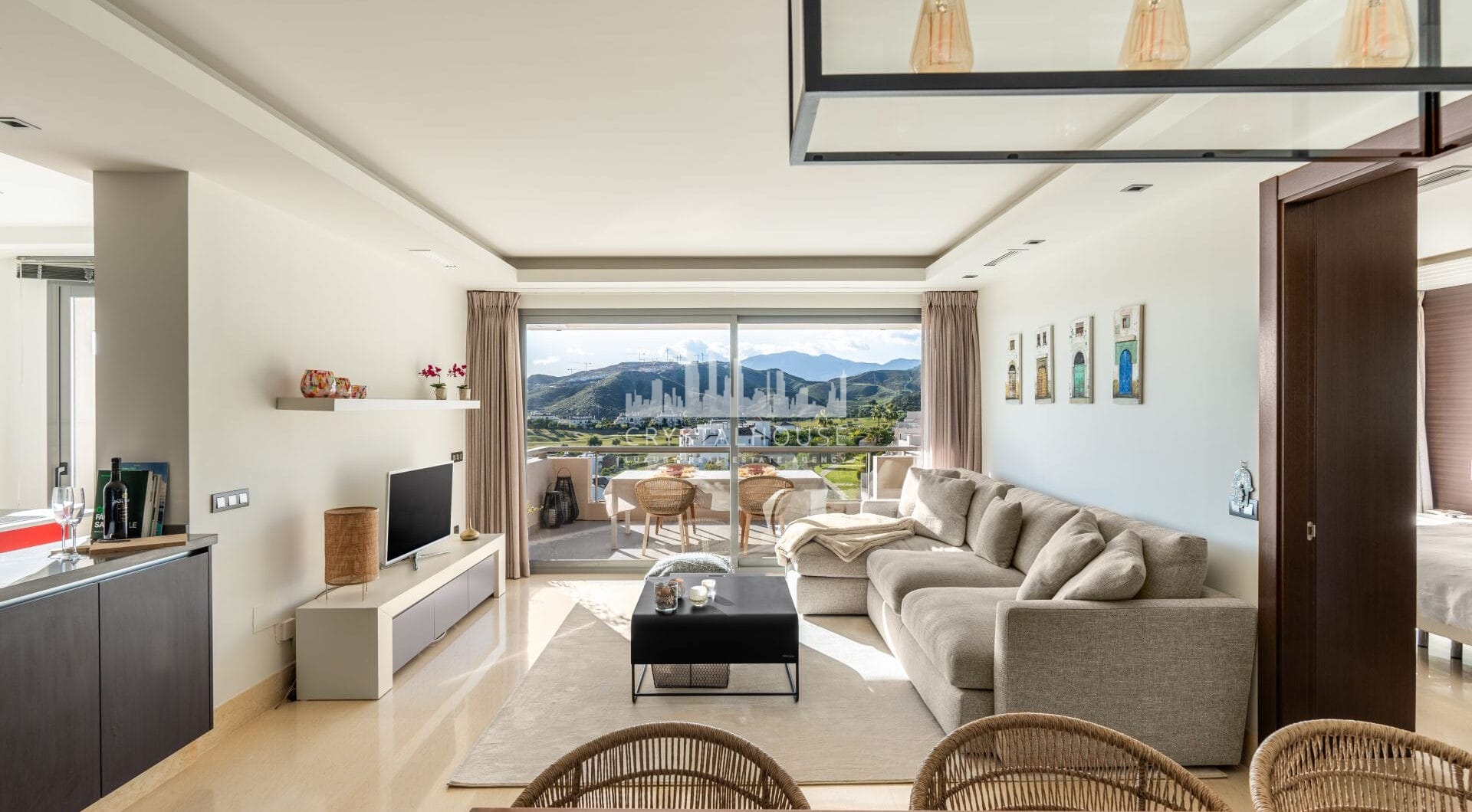 We are delighted to present this impeccably maintained, bright, and spacious 3-bedroom apartment, located in the highly sought-after Los Arrayanes Golf development, south of Los Arqueros in the Benahavís municipality.