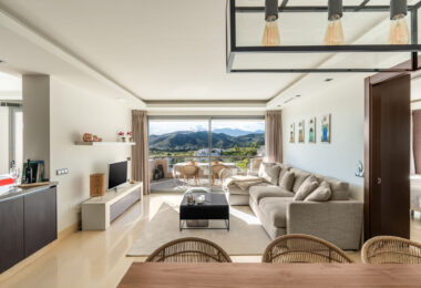 We are delighted to present this impeccably maintained, bright, and spacious 3-bedroom apartment, located in the highly sought-after Los Arrayanes Golf development, south of Los Arqueros in the Benahavís municipality.