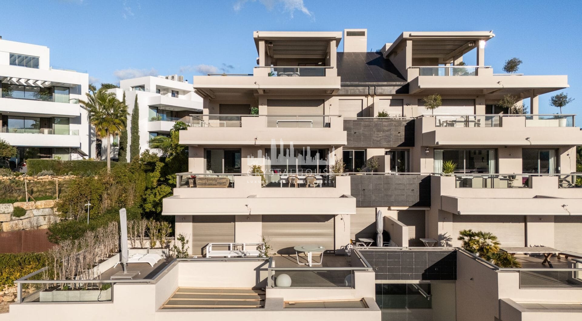 We are delighted to present this impeccably maintained, bright, and spacious 3-bedroom apartment, located in the highly sought-after Los Arrayanes Golf development, south of Los Arqueros in the Benahavís municipality.