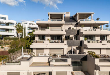 We are delighted to present this impeccably maintained, bright, and spacious 3-bedroom apartment, located in the highly sought-after Los Arrayanes Golf development, south of Los Arqueros in the Benahavís municipality.