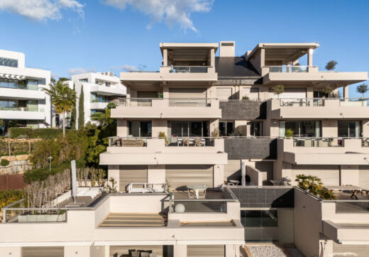 We are delighted to present this impeccably maintained, bright, and spacious 3-bedroom apartment, located in the highly sought-after Los Arrayanes Golf development, south of Los Arqueros in the Benahavís municipality.