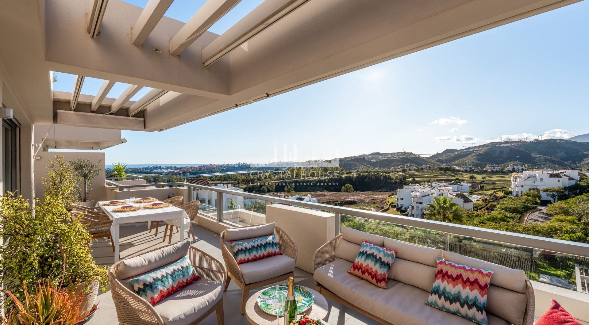We are delighted to present this impeccably maintained, bright, and spacious 3-bedroom apartment, located in the highly sought-after Los Arrayanes Golf development, south of Los Arqueros in the Benahavís municipality.