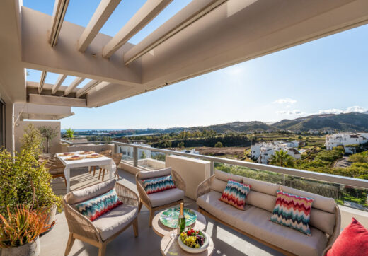 We are delighted to present this impeccably maintained, bright, and spacious 3-bedroom apartment, located in the highly sought-after Los Arrayanes Golf development, south of Los Arqueros in the Benahavís municipality.