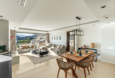 We are delighted to present this impeccably maintained, bright, and spacious 3-bedroom apartment, located in the highly sought-after Los Arrayanes Golf development, south of Los Arqueros in the Benahavís municipality.