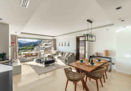 We are delighted to present this impeccably maintained, bright, and spacious 3-bedroom apartment, located in the highly sought-after Los Arrayanes Golf development, south of Los Arqueros in the Benahavís municipality.