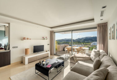 We are delighted to present this impeccably maintained, bright, and spacious 3-bedroom apartment, located in the highly sought-after Los Arrayanes Golf development, south of Los Arqueros in the Benahavís municipality.
