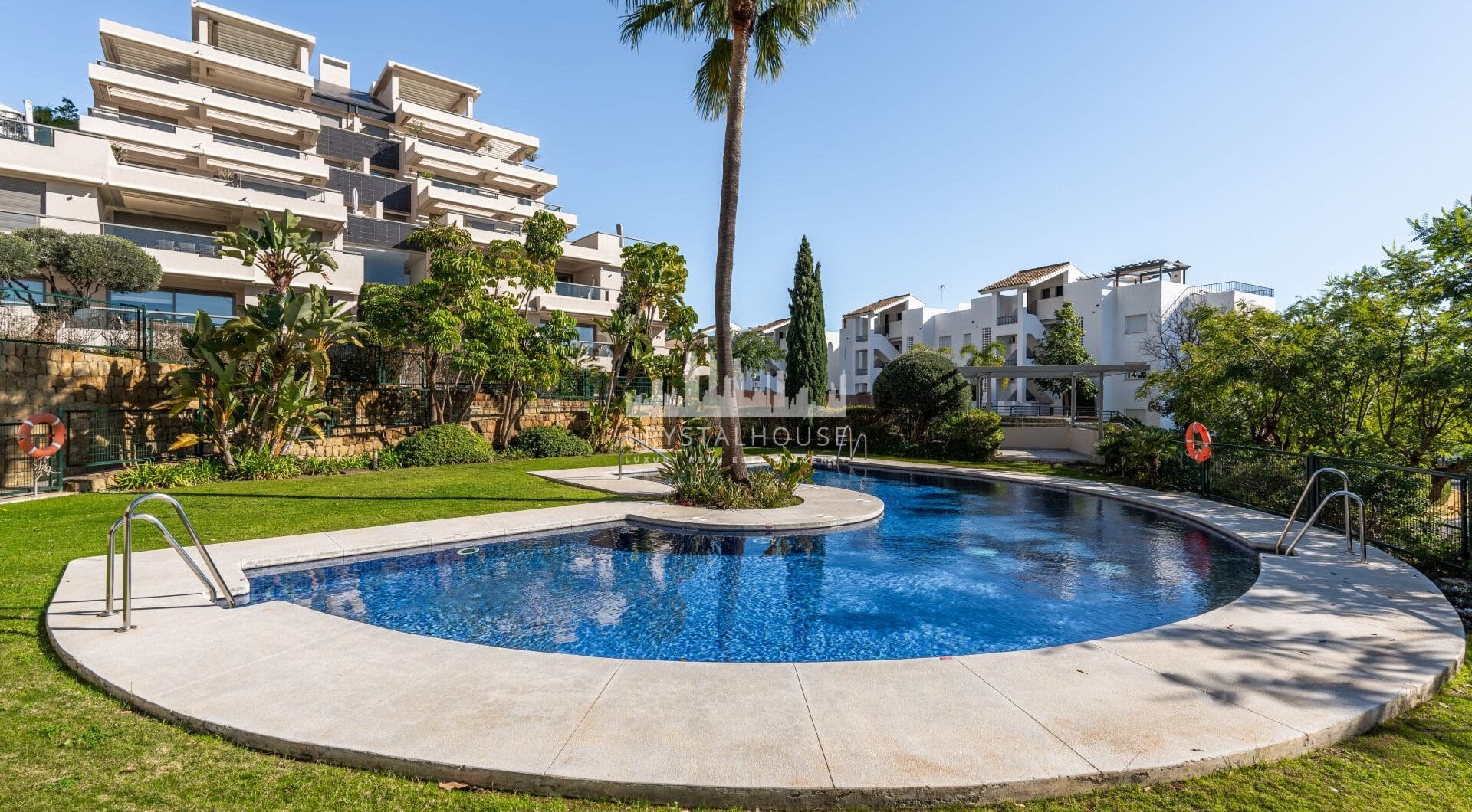 We are delighted to present this impeccably maintained, bright, and spacious 3-bedroom apartment, located in the highly sought-after Los Arrayanes Golf development, south of Los Arqueros in the Benahavís municipality.
