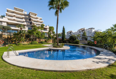 We are delighted to present this impeccably maintained, bright, and spacious 3-bedroom apartment, located in the highly sought-after Los Arrayanes Golf development, south of Los Arqueros in the Benahavís municipality.