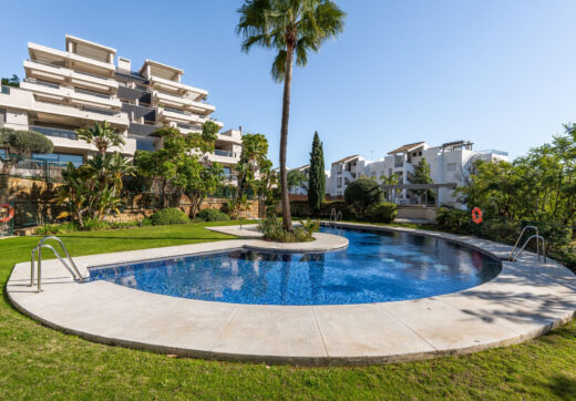 We are delighted to present this impeccably maintained, bright, and spacious 3-bedroom apartment, located in the highly sought-after Los Arrayanes Golf development, south of Los Arqueros in the Benahavís municipality.