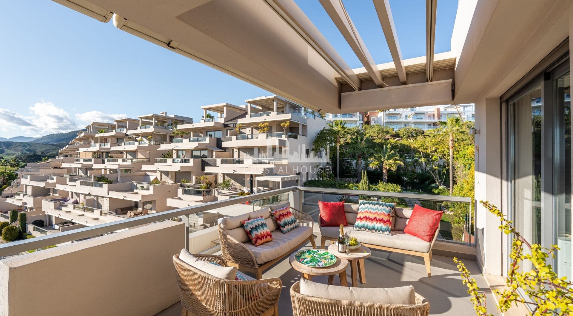 We are delighted to present this impeccably maintained, bright, and spacious 3-bedroom apartment, located in the highly sought-after Los Arrayanes Golf development, south of Los Arqueros in the Benahavís municipality.