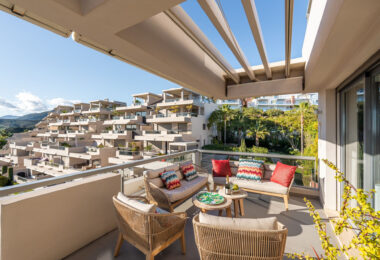 We are delighted to present this impeccably maintained, bright, and spacious 3-bedroom apartment, located in the highly sought-after Los Arrayanes Golf development, south of Los Arqueros in the Benahavís municipality.