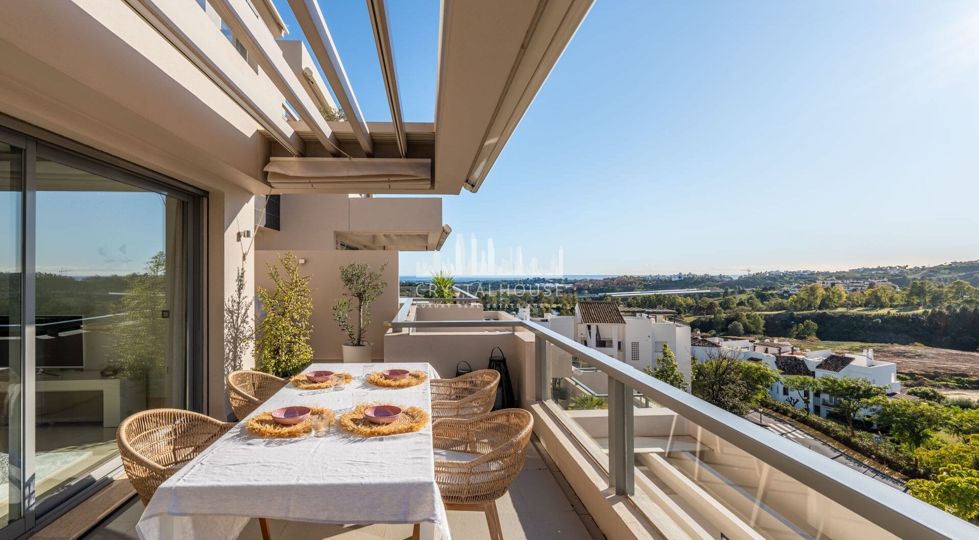 We are delighted to present this impeccably maintained, bright, and spacious 3-bedroom apartment, located in the highly sought-after Los Arrayanes Golf development, south of Los Arqueros in the Benahavís municipality.