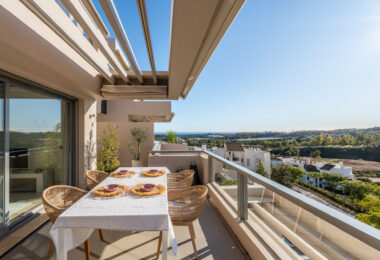 We are delighted to present this impeccably maintained, bright, and spacious 3-bedroom apartment, located in the highly sought-after Los Arrayanes Golf development, south of Los Arqueros in the Benahavís municipality.
