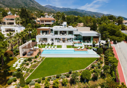 Set in the exclusive gated community of Sierra Blanca, Rossini 13 offers privacy, security, and panoramic sea views stretching to Gibraltar and the African coastline.