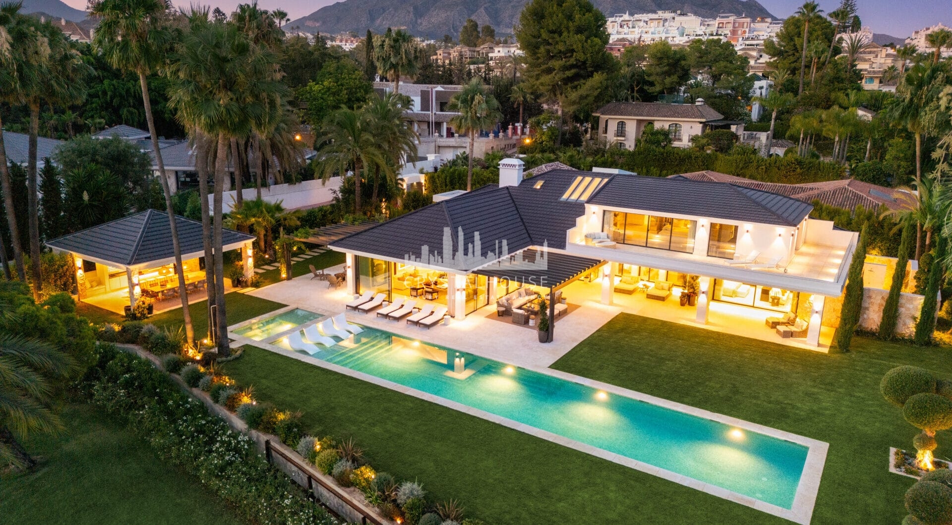 Welcome to Villa Solstice, an awe-inspiring frontline golf villa with an unbeatable location in the heart of Nueva Andalucia.